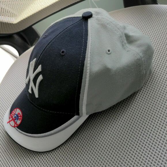 New York Yankees MLB Twins Enterprise Embossed Strapback Baseball Hat Cap Y2K - Picture 4 of 11